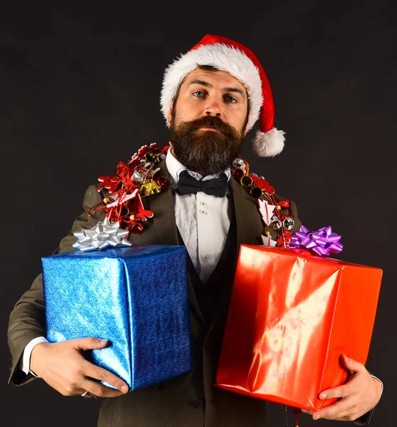 Uomo d'affari che celebra la festa di Natale su sfondo marrone. — Foto Stock