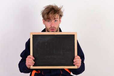 Tamirci ya da tamirci kopyalama alanı olan karatahtayı tutar.