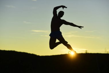 Spor ve eğitim konsepti. Atletlerin silueti zarif bir şekilde atlıyor.