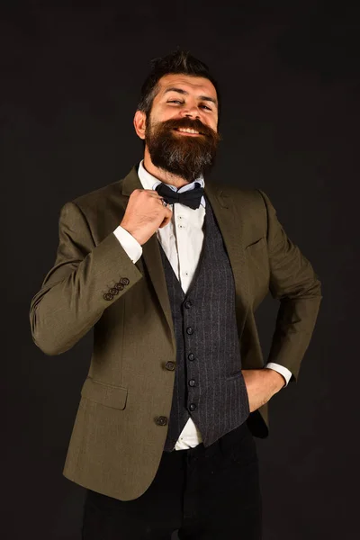 Empresário com barba ajustando seu laço — Fotografia de Stock
