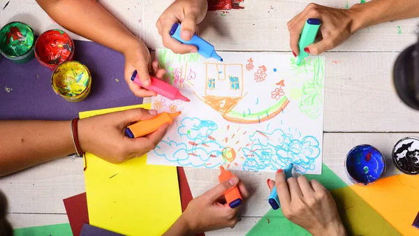 Sanat ve fikir kavramı. Ellerinde renkli kalemler var.