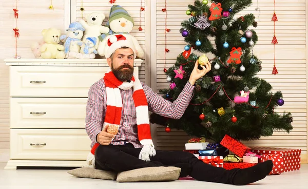 Człowiek z brodą trzyma złote kulki świąteczne — Zdjęcie stockowe