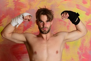 Savunma ve atletizm kavramı. Kendine güvenen bir adam.