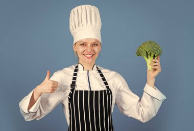 Dengeli Diyet Harikaları. Brokoli sebzesi vitamin doludur. Aşçı kadın brokoli pişiriyor. Sağlıklı yiyecekler. Diyet ve sağlıklı yemek için sebzeler. Organik yiyecekler. yeşil taze sebze brokoli