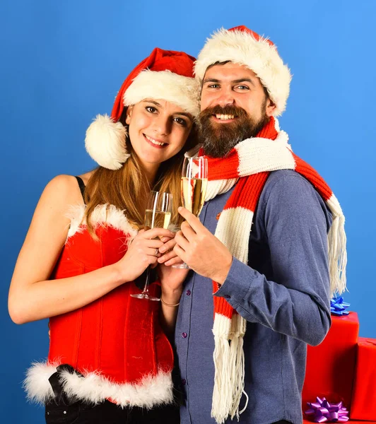Uomo con barba e donna con facce felici su blu — Foto Stock