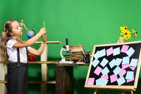 Estudante com rosto orgulhoso na sala de aula. Material escolar e infantil — Fotografia de Stock