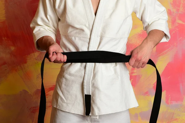 Karate fighter z czarnym pasem. — Zdjęcie stockowe