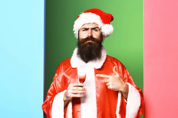 Serieuze bebaarde santa claus man op kleurrijke studio achtergrond — Stockfoto