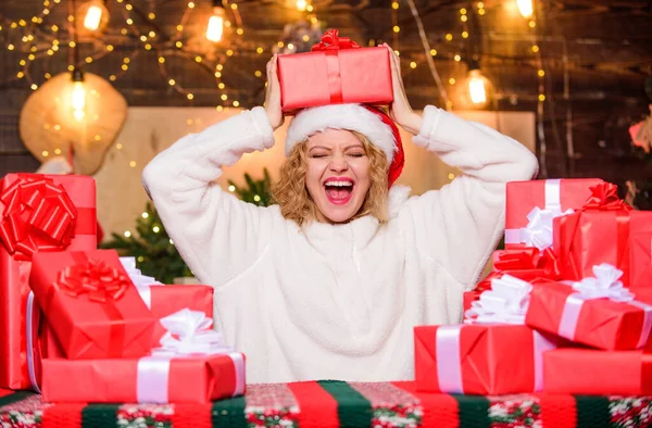 Concetto intrigante. L'umore festivo. Bellissimi regali avvolti. Donna felice e un mucchio di scatole regalo. Ragazza pronta per festeggiare. Momenti felici di dicembre. Regali parte integrante della celebrazione del nuovo anno — Foto Stock