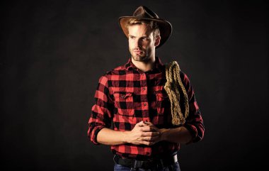 Lasso, rodeo yarışmaları kullanırdı. Şapka tutan adam. Amerikan kovboyunun kementi. Kementle bağlanabilir ya da paketlenebilir. Acımasız ve kendinden emin. Batı hayatı. Erkek traşsız kovboy arka planı