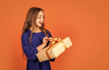 Doğum günü hediyesi. Etrafa sevgi saçın. Anneler Günü, annelik ve annelik bağlarını tanır. Hediye kutusunu tutan kız. Küçük çocuk geleneksel bayramı hediyeyle kutluyor. Hediye al. İnternetten alışveriş