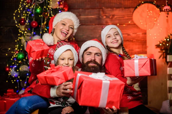 Het beste cadeau hier. Gelukkig gezin vieren nieuwjaar en Kerstmis. Kerstman vader bij gedecoreerde boom. kleine meisjes zusjes met ouders. Vrolijke moeder houdt van kinderen. Open het kerstcadeau. geschenken van de kerstman — Stockfoto