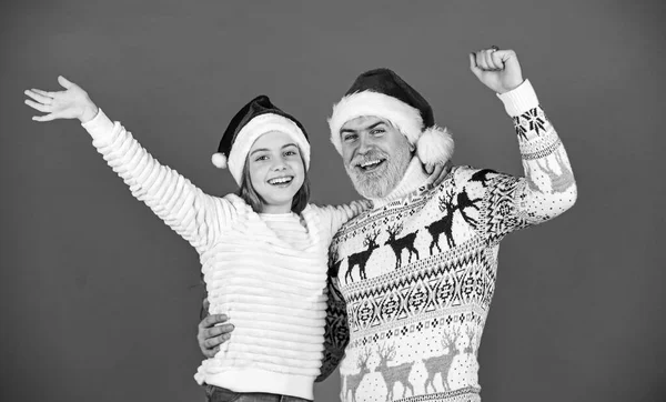 ¿Estás listo? suéter de punto divertido. padre e hija celebran la Navidad. fiesta de Navidad juntos. les encantan las vacaciones familiares. humor de Navidad de invierno. Año Nuevo está aquí. barbudo papá y niña pequeña santa sombrero — Foto de Stock