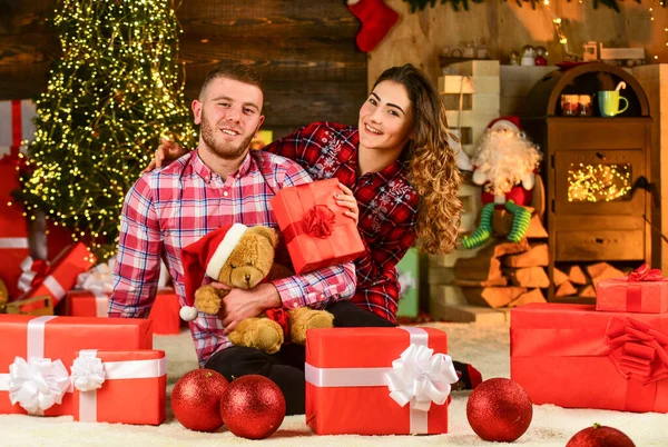 Humor de férias. Amor verdadeiro. Felicidade e alegria. As melhores férias. Tempo de Natal. Feliz mulher e homem. Comemore o Ano Novo em casa. Espalhem o amor. Um presente de Natal. Casal apaixonado fazendo surpresa um para o outro — Fotografia de Stock