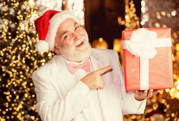 최고의 선물이야. 값비싼 Xmas 선물과 사업상의 보상. 상급생 산타 모자가 선물 상자를 들고 있어. 참을 성있는 사업가가 참석 한다. 휴일 장식과 조명. 메리 크리스마스. 새해 복 많이 받으세요 — 스톡 사진