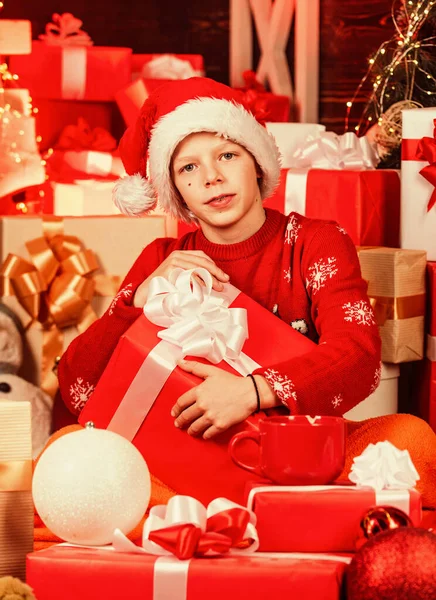 Rüyalar gerçek olur. En hızlı hediye teslimatı. Herkes bir hediye alacak. Posta kutuları ve paketlerle dolu. Alışverişten sonra küçük bir çocuk. Kırmızı Noel Baba şapkalı çocuk. Çocukluk en iyi zamandır. — Stok fotoğraf