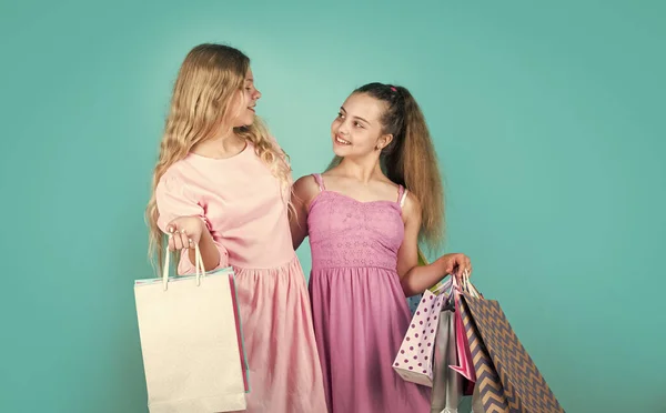 Cadeaus en cadeautjes kopen voor vakantie. shopaholic kinderen met inkooppakketten. gelukkige kinderen gaan winkelen. zwart vrijdagconcept. Kinderen op cyber maandag. Grote verkoop. Tienermeisje houdt papieren tassen vast. Opname twee — Stockfoto