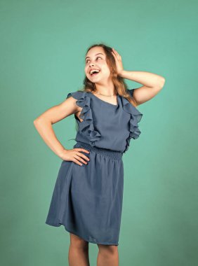 Hayatına biraz aksiyon ekle. Zarif bir resmi görünüş. Elbise giymiş şık bir kız çocuğu. Stüdyoda poz veren şık şirin bir çocuk. Yaz ve bahar modası. Model pozu. Moda tarzı