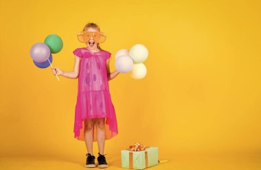 Buradaki en iyi etkinlikler. Balonlu küçük kız. Tatile hazırlanın. Kutlamaya hazırım. Rüya görme kavramı. çocukluk mutluluğu. Çocuk modası güzeli. Hayal gücü ve ilham. Doğum günü hediyesi