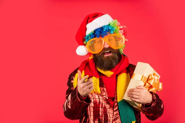 Augurandovi pace e prosperità. Regalo di Natale. Ragazzo allegro taglio di capelli colorato. Uomo divertente con la barba. Specials fantastici. Vacanze invernali. L'uomo barbuto festeggia il Natale. Natale idee di intrattenimento — Foto Stock