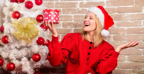 Festa de Ano Novo. Uma mulher sorridente a celebrar o Natal. menina feliz em chapéu de Papai Noel. Feliz Natal e feliz ano novo. entrega presentes de Natal. Eles adoram o Natal. Quero colocá-lo — Fotografia de Stock