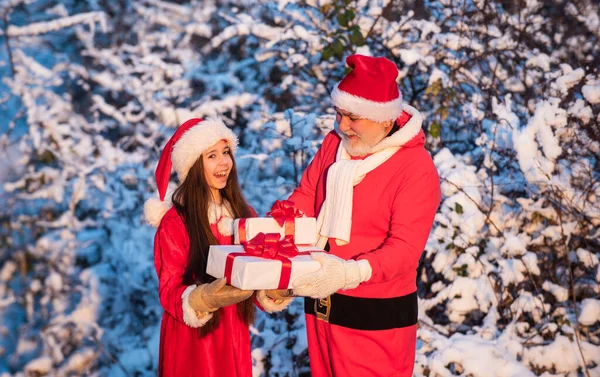 Manhã de Natal gelada. Pai Natal e neta. Está na hora dos milagres. Generoso Pai Natal. Criança menina feliz ao ar livre natureza nevada. Feliz Natal! Feliz Natal! Feliz conceito de infância. Presentes de Santa — Fotografia de Stock