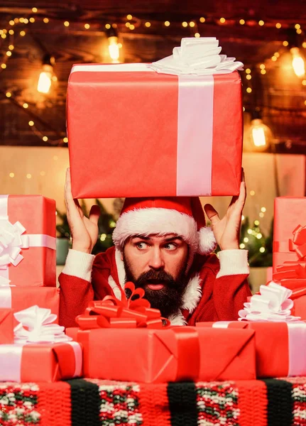 Un gran placer. hombre barbudo. Feliz año nuevo. Caja de regalo de Navidad. ventas de compras de invierno. Elfo alegre. entrega de regalo de Navidad. Cyber Monday. sombrero de santa hipster. Compras de Navidad — Foto de Stock