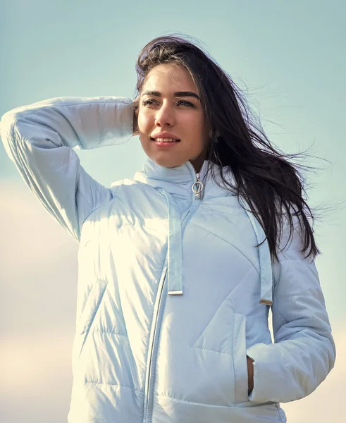 Ropa abrigada de invierno. chica vistiendo ropa casual vaqueros. disfruta de un día soleado y cielo azul. belleza y moda. chica llevar chaqueta en la calle de la ciudad. Modelo de moda elegante al aire libre. Estilo de libertad de las personas —  Fotos de Stock