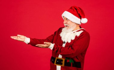 Tatile hazırım. Yeni yıl hediyeleri dağıtın. Noel alışverişi. Beyaz sakallı Noel Baba. Noel Baba şapkalı adam Noel hediyesini hazırla. Noel 'den önceki sabah. Kış tatilinin tadını çıkar