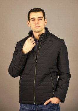 Rahat bir stil. Başarılı Yaşam için. Kış modası. Adam siyah kışlık ceket giyiyor. Şık ve rahat. Kış stili erkek giyim. Beyaz adam, sıcak siyah ceket. Kış kıyafeti. Bahar koleksiyonu