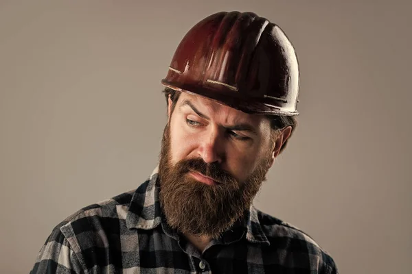 Serious male worker wear hard hat. brutal builder in helmet. bearded repairman. confident construction engineer. professional architect. repair and building. responsible for safety — Stock Photo, Image