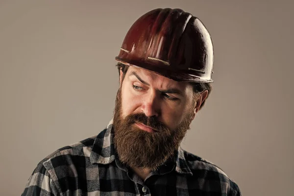 Trabalhador masculino sério usar chapéu duro. construtor brutal no capacete. Reparador barbudo. engenheiro de construção confiante. Arquitecto profissional. reparação e construção. responsável pela segurança — Fotografia de Stock