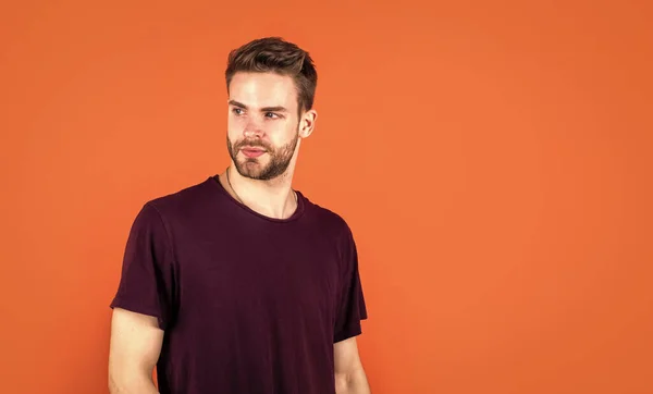 Cool en sexy. kopieer ruimte. Knappe man met haar. mannelijke mode en schoonheid. sexy bebaarde macho. casual stijl kleding. trendy man draagt paars shirt en zonnebril. zomervakantie concept — Stockfoto