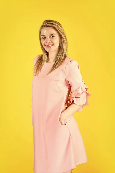 Lány viselni rózsaszín fodrász ujj ruha divat trend, aranyos női árnyalat koncepció — Stock Fotó