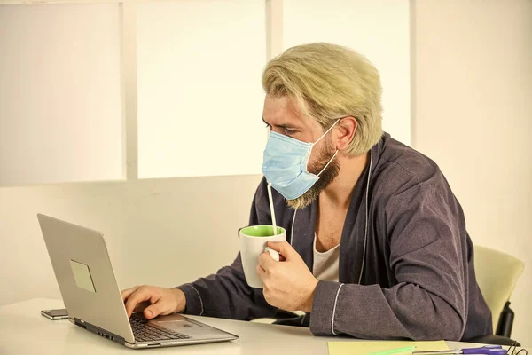 Werk op afstand. online winkelen. Man met ademhalingsmasker op kantoor. werken op een externe site. afstandsonderwijs. infectiebestrijdings- en preventiemaatregelen. Hou afstand. — Stockfoto