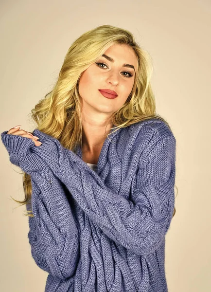 Schöne Frau. Model hat lockiges Haar. Schönheit in Strickjacke. Blondine mit stylischem Make-up. Mädchen nach Friseursalon. folgen persönlichen Trend. schönes gesundes Haar. sexy und selbstbewusst — Stockfoto