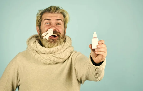 Man använder näsdroppar under sjukdomsförloppet. Glad man säger nej till influensa. Coronavirus från Kina. immunsystemets hjälp under epidemin. hälso- och sjukvård på vintern. Det bästa köldmedlet. hjälpsam nässpray — Stockfoto