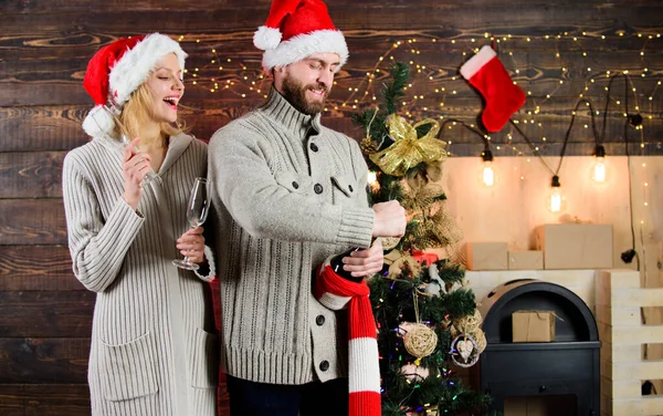 Passar um bom tempo em casa. casal apaixonado por vinho. Está na hora dos presentes. Feliz Ano Novo. Férias familiares. mulher e homem adoram presentes de Natal. Hora da saudação. celebrar o Natal juntos. vendas temporada de inverno — Fotografia de Stock