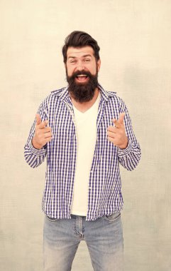 Ne kadar şanslısın. Sakal ve bıyık bakımı. Hipster görünümü. Sakal ve berber konsepti. Sakallı hippi sakallı adam. Berber ipuçları sakal bırakır. Berber dükkanı modeli konsepti. Sakallı ve mutlu