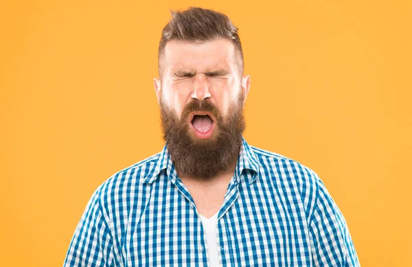 Homem hipster barbudo com rosto espirrando olhos fechados fechar o fundo amarelo. Espirro de hipster brutal. Conceito de alergia. Tome medicamentos para alergias. Não consigo parar de espirrar. Eu vou espirrar. — Fotografia de Stock