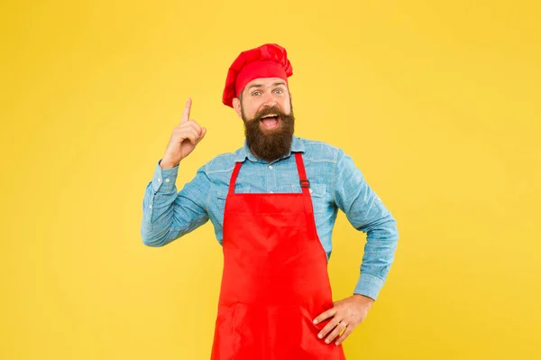 Koch bärtiger Mann kennt einige Geheimtipps Kochen köstliche Mahlzeiten, gute Idee — Stockfoto