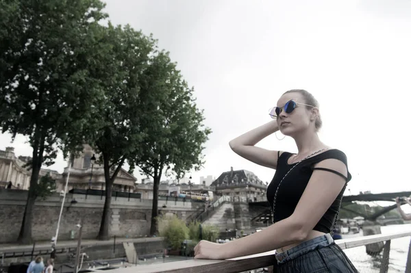 Gafas de moda y gafas de moda. Mujer sexy usar gafas de sol. Accesorios de moda. Una chica guapa en el terraplén. Modelo de moda con look de belleza. Belleza y moda. Vacaciones de verano — Foto de Stock