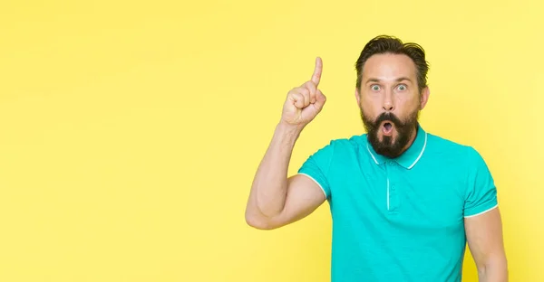 Überraschter Mann mit offenem Mund zeigt immer wieder mit dem Finger nach oben. Berbermann überraschte mit Epiphanie und plötzlicher Inspiration. Jede Inspiration ist ein Neuanfang. Erschließen Sie Ihr Potenzial — Stockfoto