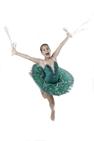 Niño feliz sostiene zapatos de ballet atributo importante excelente bailarina. Bailarina niña sostiene zapatos puntiagudos en el fondo blanco de la mano. Actividad favorita del hobby de baile clásico. Nacido para convertirse en famoso bailarín —  Fotos de Stock