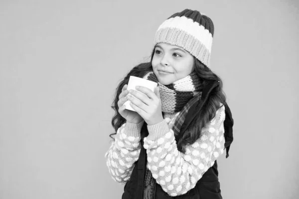 Prettige slokje. Kinderwinter mode. Warm gebreide kinder kleding. Neem een warm drankje. Warme chocolademelk drinken. Een recept voor warme chocolademelk. Dessert concept. Koffie pauze. Warme drank. Idee voor opwarming. Gelukkig meisje hipster — Stockfoto