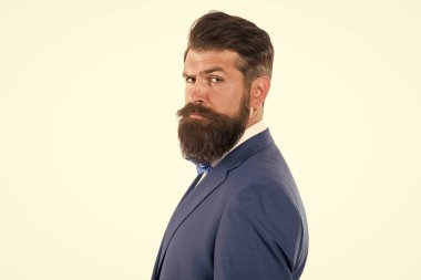 İş stratejisi. Düşüncenin basitliği. Kısa ve öz olma gücü. Şirket kültürü. Başarılı bir iş adamı yöneticisi. İş adamı konsepti. Kendine güvenen iş adamı resmi takım elbiseli yakışıklı sakallı adam.