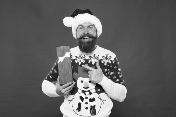 Ранняя рождественская распродажа. зрелый хипстер с подарком. Концепция шопинга xmas. Не пропустите декабрьское мероприятие. Счастливого праздника. зимние каникулы. Счастливого Рождества вам. happy man hold present box — стоковое фото