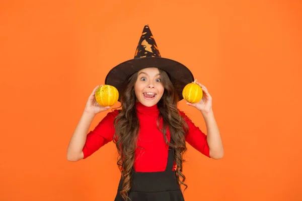 Овощи для сквоша. карнавальный праздничный костюм ведьмы. ребенок с маленькой тыквой. ребенок празднует осенний праздник. Девочка-подросток в колпаке празднует Хэллоуин. счастливый Хэллоуин. — стоковое фото