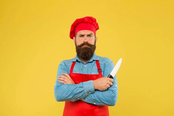 Hipster-Kochmütze und Schürze viel Hacken und Würfeln in der Küche. — Stockfoto