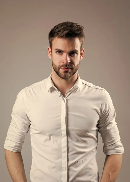 Esthete detalhe. Camisas clássicas dos homens do negócio com impressão branca. bonito jovem confiante de pé na camisa. Um tipo sensual. retrato de homem bonito na moda na camisa — Fotografia de Stock